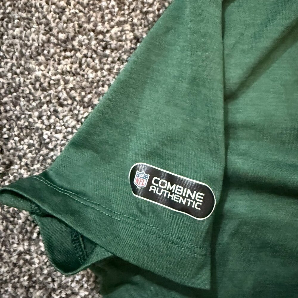 Under Armour Combine Authentic 🏈Green Bay Packers🏈 v-neck Heatgear T-shirt - Picture 4 of 5